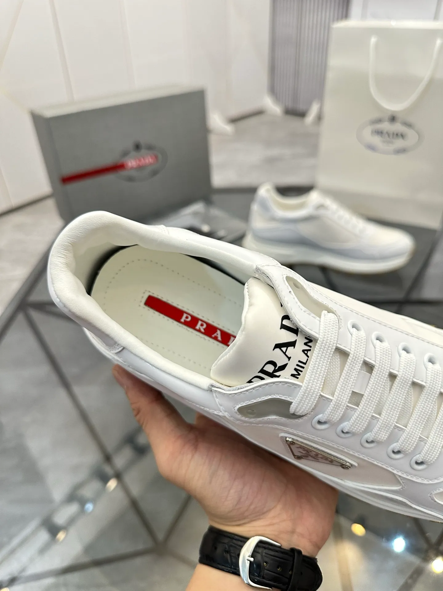 Men's shoes for sale 💰: 💰P580¥ High-end top quality Product trademark: Prada *"Prada*" low-top casual shoes Regular size: 38-45 (can be customized to 46) Product materials: imported first-layer cowhide stitching breathable mesh upper, water-dyed cowhide lining, cowhide foot pads, original ultra-light foam outsole. No.: 001